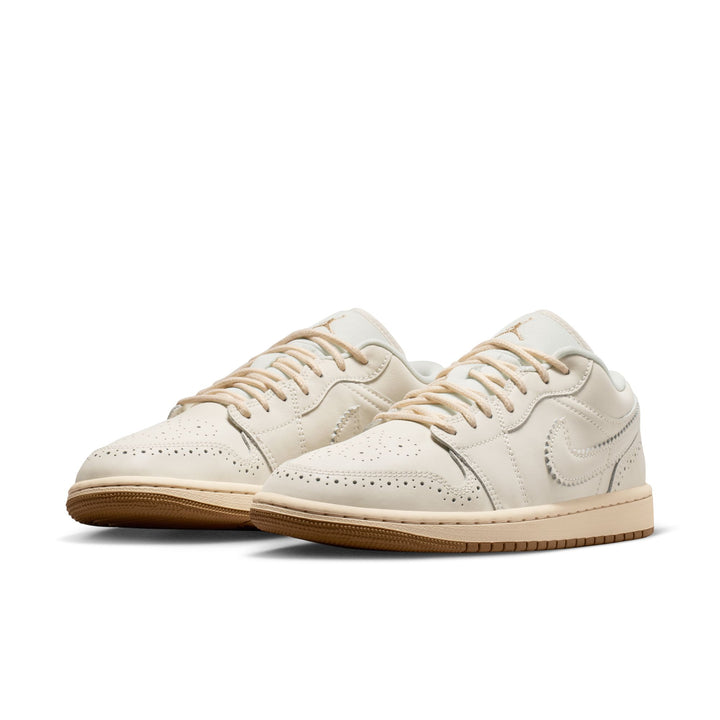 W AIR JORDAN 1 LOW SE "GOLD PEARL"